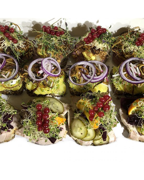 24 stykker højtbelagt luksus smørrebrød 24 stykker højtbelagt luksus smørrebrød